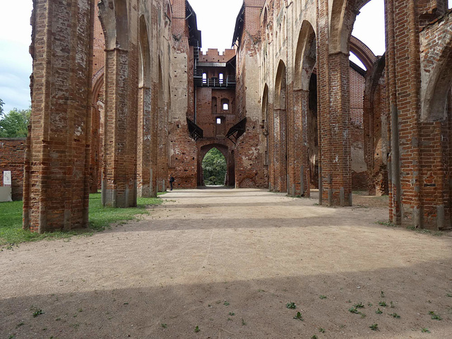 Ruinaĵo de la katedralo  -  Ruiny katedry