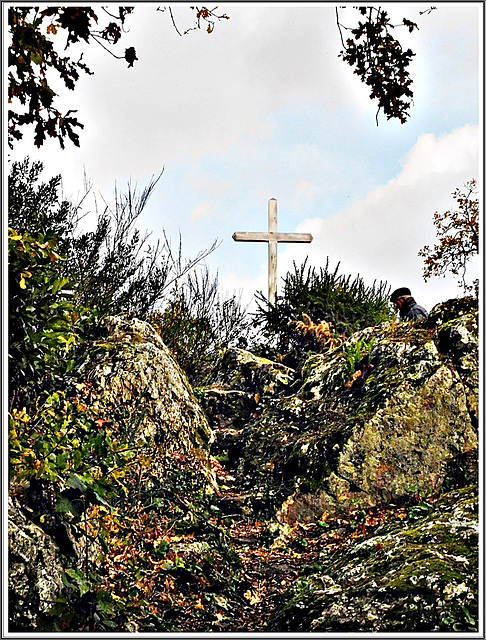 La croix sur le rocher à Guenroc (22)