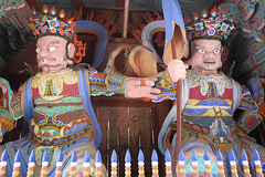 Deux des quatre gardiens célestes du Temple Hwaeomsa, près de Gwangju (Corée du Sud)