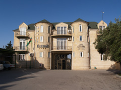 Hillside Hotel, Entrance