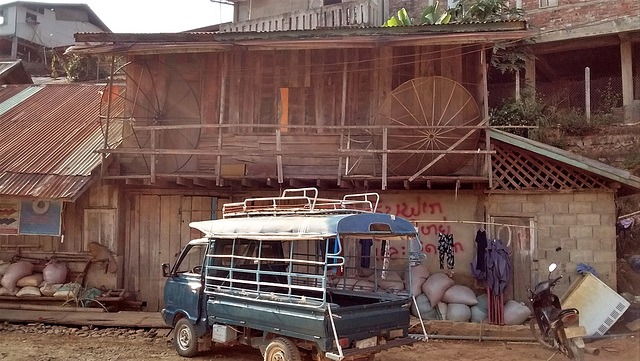 Poches et graffitis  (Laos)
