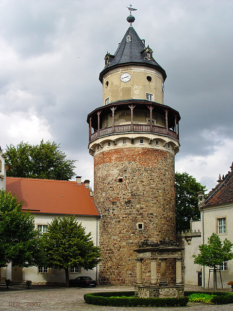Wiesenburg, Schlosshof mit Brunnen und Bergfried