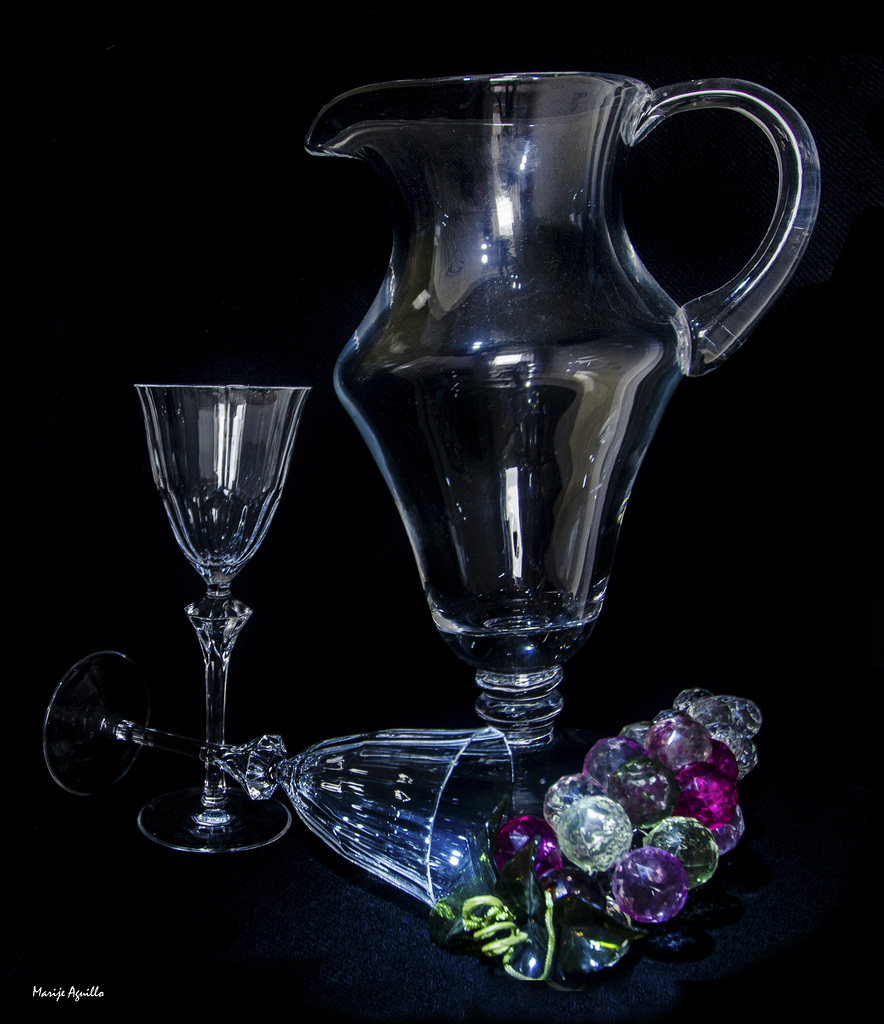 Estudio: jarra y copas de cristal