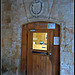 Salamanca: puerta con escudo heráldico