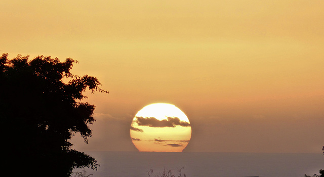 La Ravine-des-Cabris (974) Ile de la Réunion. 8 avril 2020. Coucher de soleil (18 heures) sur l'Océan Indien.