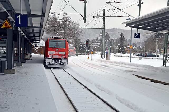 Der Regiozug nach Freiburg ( Brsg ) verlässt den Bahnhof Titisee Neustadt  in richtung Höllental