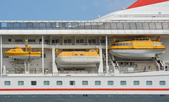 Trio: Rettungsboote am Kreuzfahrt-Schiff