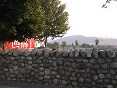Clôture de pierres à saveur Coca-cola / Pepple stoned fence's Coca-cola