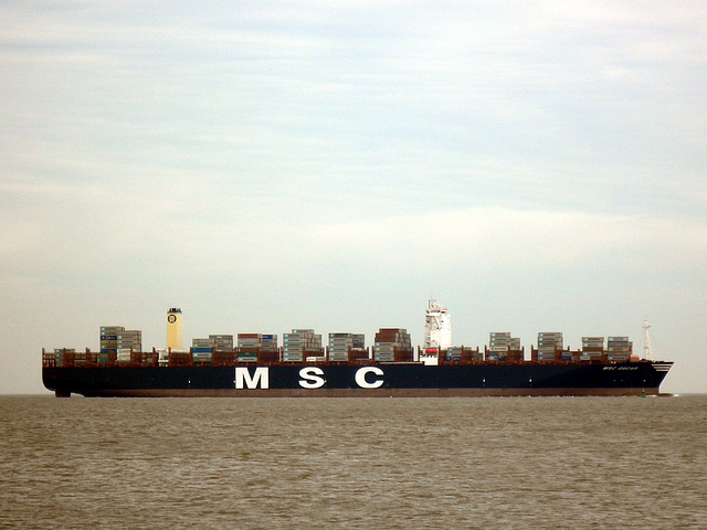 MSC OSCAR eines der größten Containerschiffe erreicht erstmals Wilhelmshaven