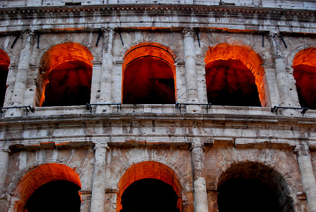 Es glühen die Bögen des Coloseo