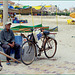 Port Said : Il pescatore di arselle in attesa della bassa marea col suo attrezzo retino raschiatore e bicicletta
