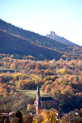 Blick über Albersweiler und Pfälzerwald zum Trifels
