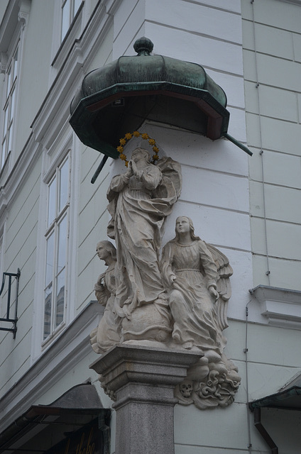 Linz, Promenade, Corner Statue