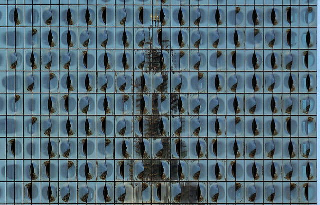 Turm von St. Nikolai -gespiegelt in der Fassade der Elbphilharmonie