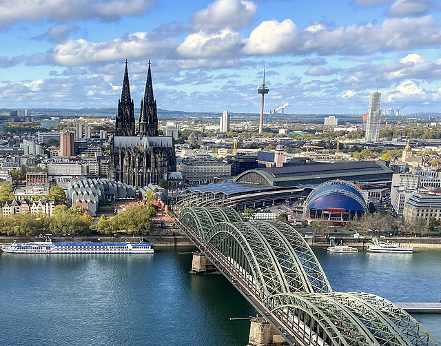 Blick über einen Teil des westlichen Köln und die Ausläufer der Kölner Bucht (bei schönem Wetter)