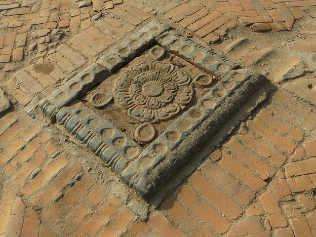 Lieu sacré sur le sol de Bhaktapur (Népal)