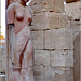 LUXOR : Una antica scultura tra le rovine di Tebe, la prima capitale dell'Egitto