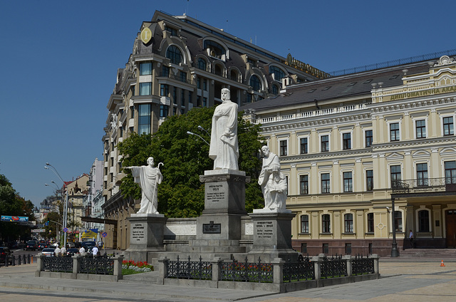 Киев, Памятник Княгине Ольге