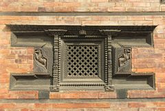 Fenêtre en bois sculpté à Bhaktapur (Népal)