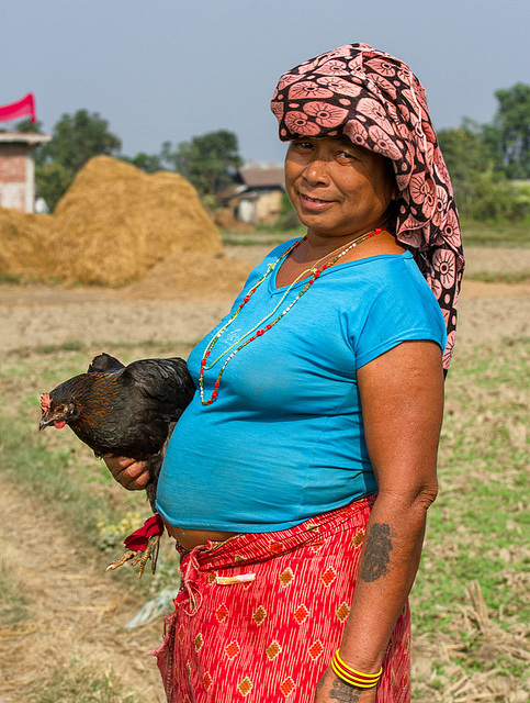Frau mit Huhn, Terai, Nepal, November 2014