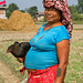 Frau mit Huhn, Terai, Nepal, November 2014