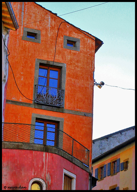 Maison orange , fenêtres sur ciel
