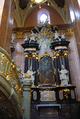 Para la mayoría de los polacos, Czestochowa es un lugar santo, donde se halla el monasterio de Jasna Gora y el ícono de la Virgen de Czestochowa asociado con muchos milagros.