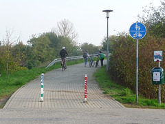 Östlicher Abschnitt des Heinersdorfer Weges in Teltow, Auffahrt zur Brücke über die S-Bahn
