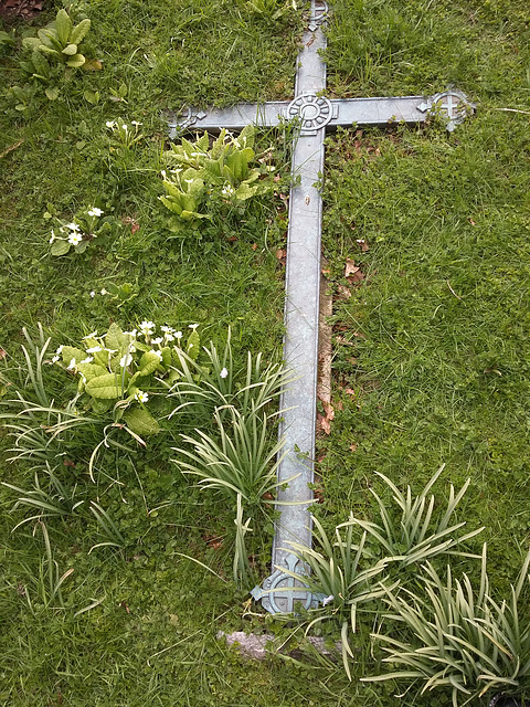 eaton hastings, berks,c20 bronze cross lying on a grave