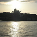 Containerschiff im Sonnenaufgang