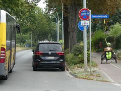 Lichterfelder Allee in Teltow, rechts der Bürgersteig an der Südseite, in Höhe der Einmündung der Breitscheidstraße