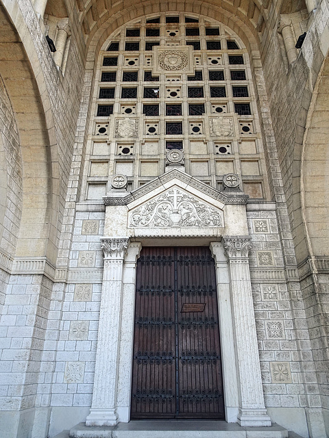 Haupteingang zur Basilique de la Visitation