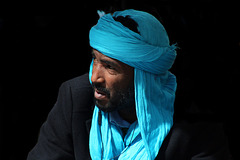 Portrait d'un nomade avec son chèche , dans une région éloignée d'origine urbaine .