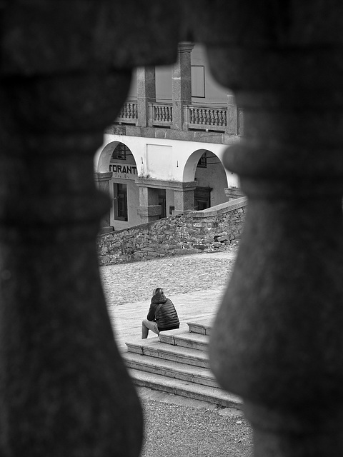 B&W passion - Resting on the steps