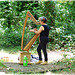 Lili (à la harpe celtique) à l'art est dans les bois