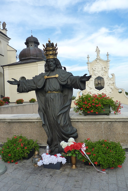 Este lugar llegó a ser el pilar de la identidad polaca asociada con la religión católica, pues la larga historia del monte de Jasna Gora nos cuenta de asedios por parte de los suecos, los rusos y los 