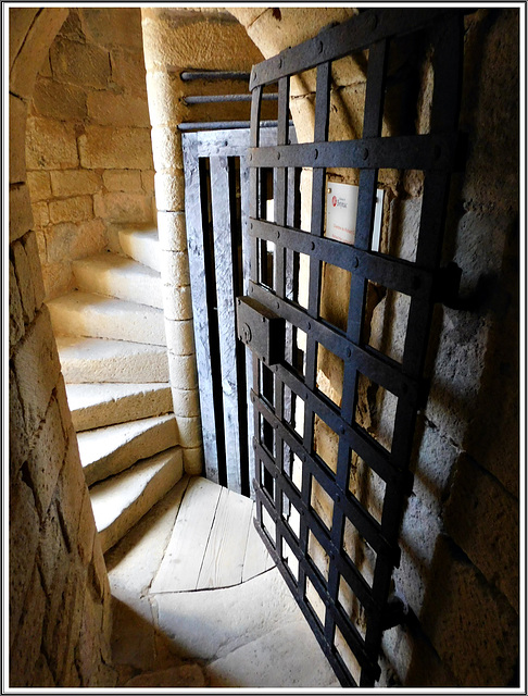 Escalier secret au château de Beynac (24)