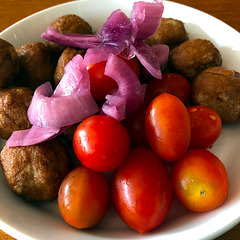 Meatballs, tomatoes and onions