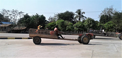 Famille Laotienne en tracteur