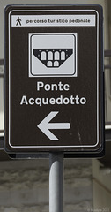 in Richtung 'Ponte Acquedotto' in der Stadt Gravina in Puglia (© Buelipix)
