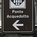 in Richtung 'Ponte Acquedotto' in der Stadt Gravina in Puglia (© Buelipix)