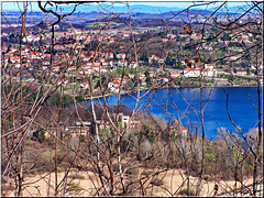 AVIGLIANA : il panorama della cittadina  sul suo lago