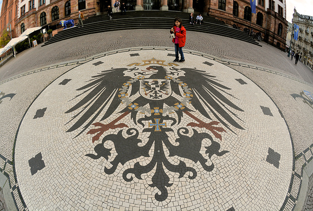 Mosaik mit dem Reichsadler - auf dem Schlossplatz ...