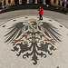 Mosaik mit dem Reichsadler - auf dem Schlossplatz ...