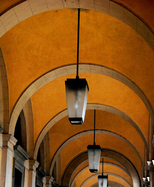 Die Lampen unter den Bögen von Palermo