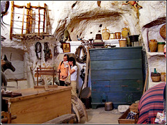 Matera : l'interno di una casa dei Sassi scavata nella roccia calcarea