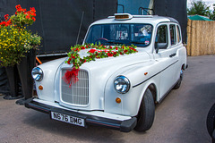 Altes englisches Taxi mit Hochzeitsschmuck