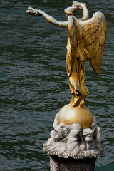 Paris - Statue de la Place du Châtelet devant la Seine