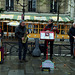 Musiciens de rue à Paris , de bonne humeur malgré la pluie et le vent  . .