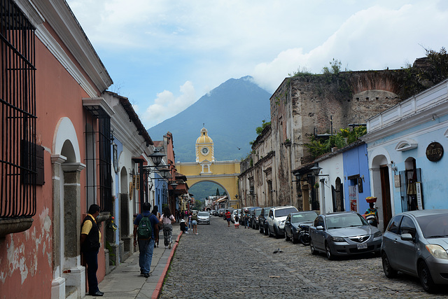 Antigua de Guatemala, 5a Avenida Norte, Santa Catalina Arch and Volcano de Agua